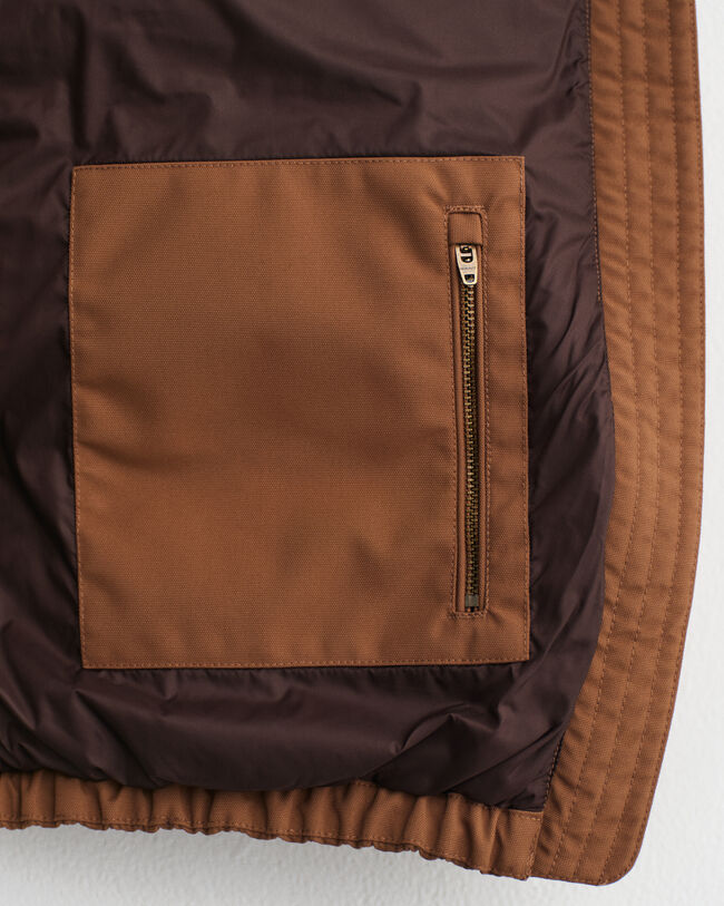 Vadderad jacka med fuskpälskrage