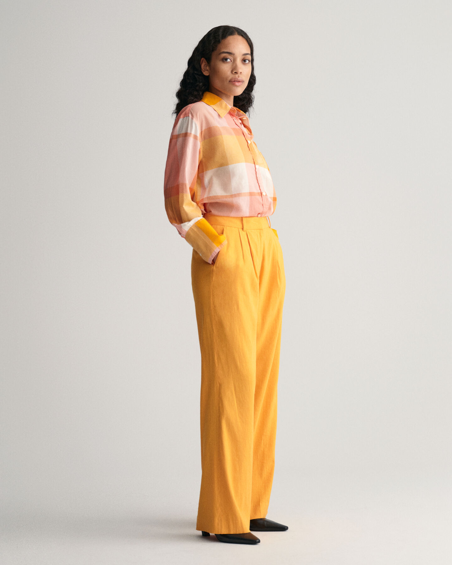 Relaxed fit v&auml;lskurna byxor i stretchigt linne