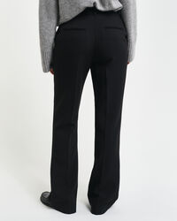 Slim fit slacks med utställda ben
