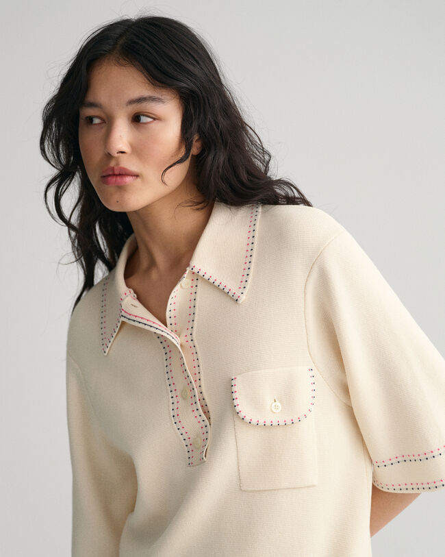 Stickad pik&eacute;tr&ouml;ja med kort &auml;rm