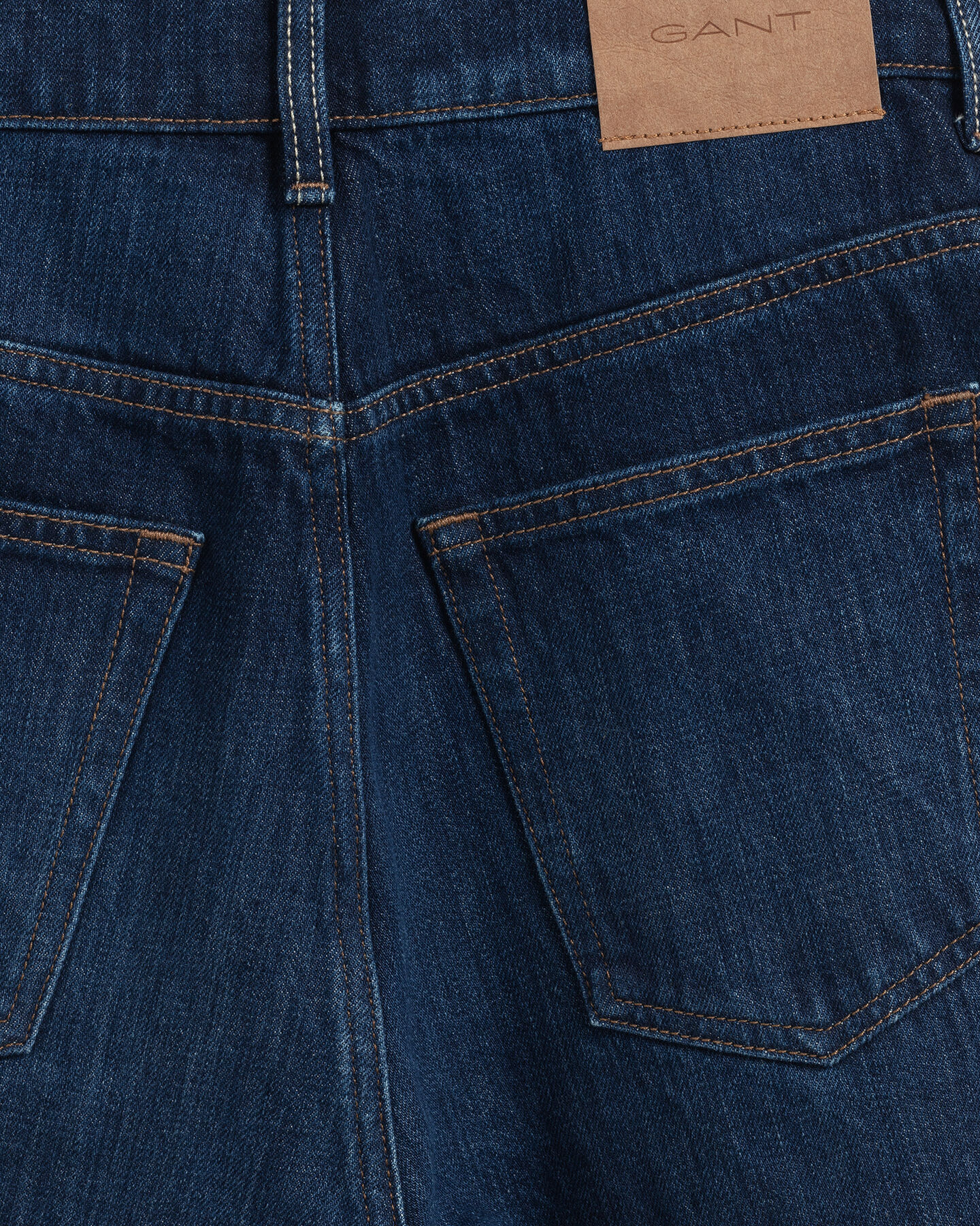 Jeans med h&ouml;g midja och raka, lediga ben