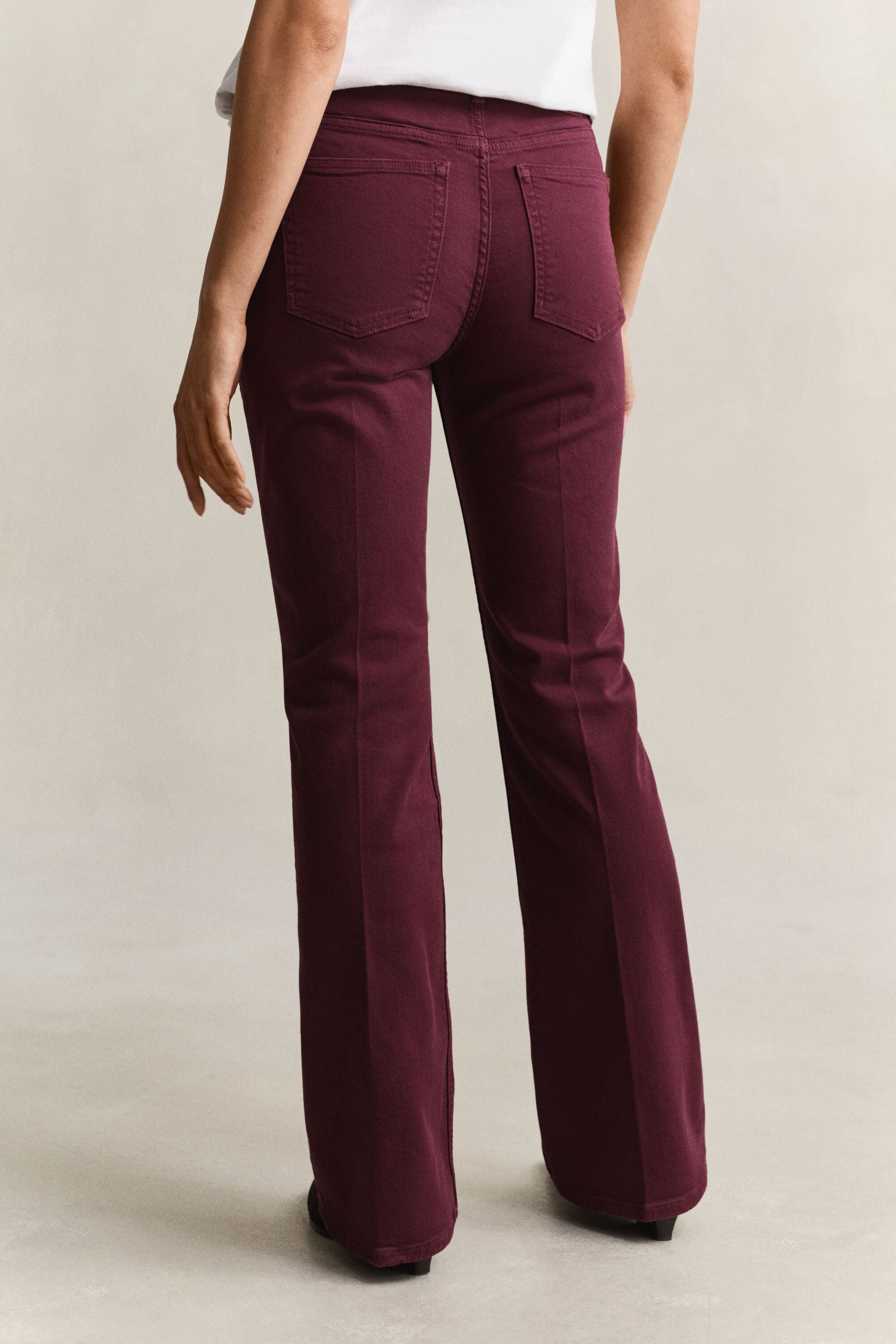 Slim färgade utställda jeans