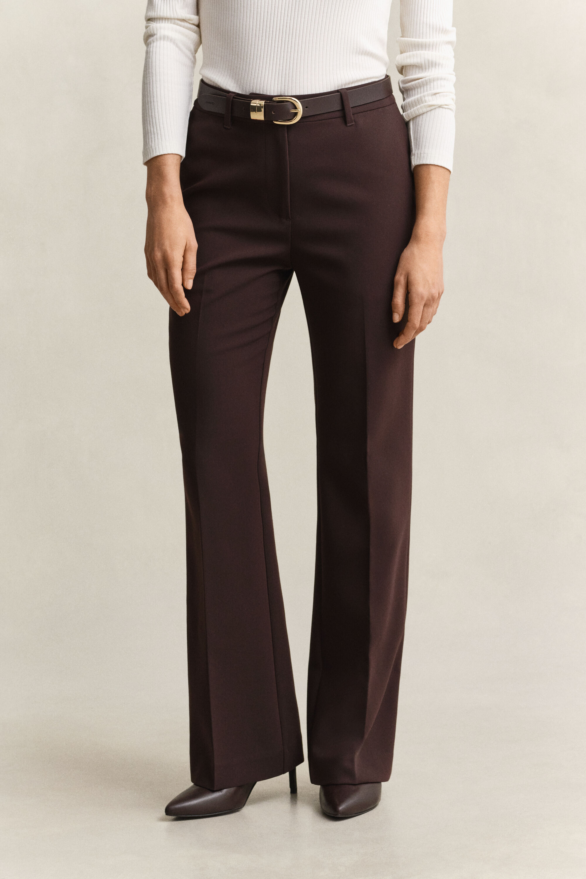 Slim fit slacks med utställda ben
