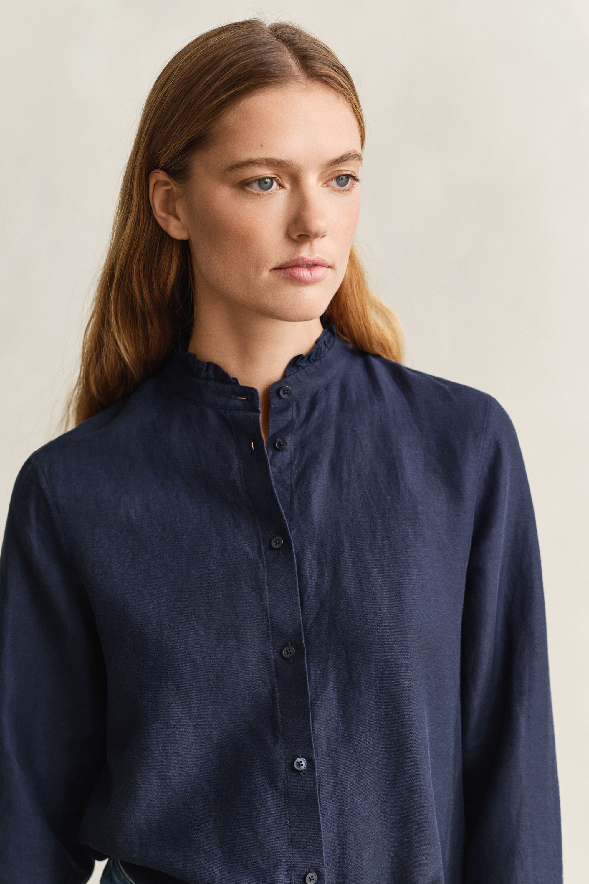 Blus i linneblandning med volang