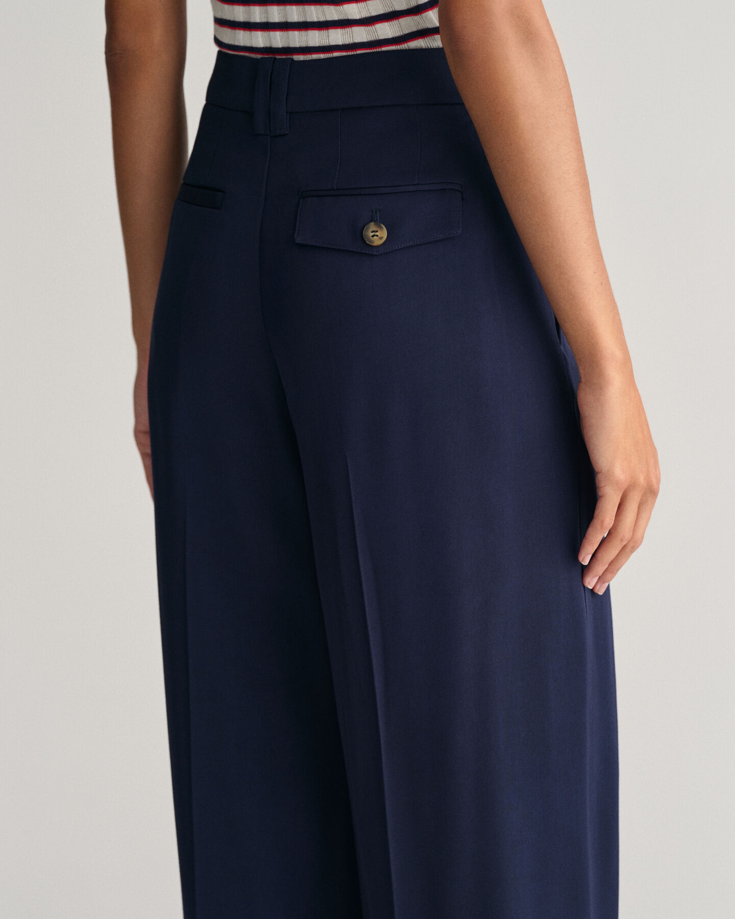 Loose fit chinos med låg midja och vida ben