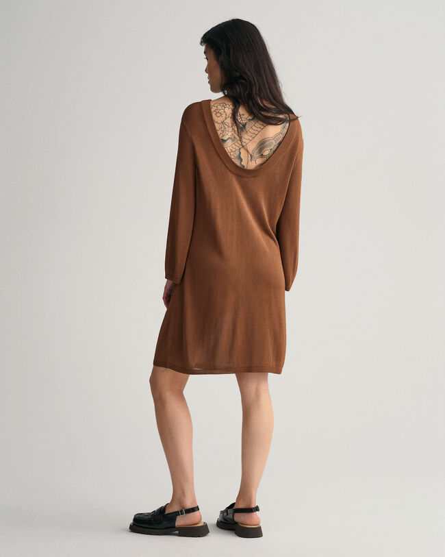 Stickad kl&auml;nning med &ouml;ppen rygg