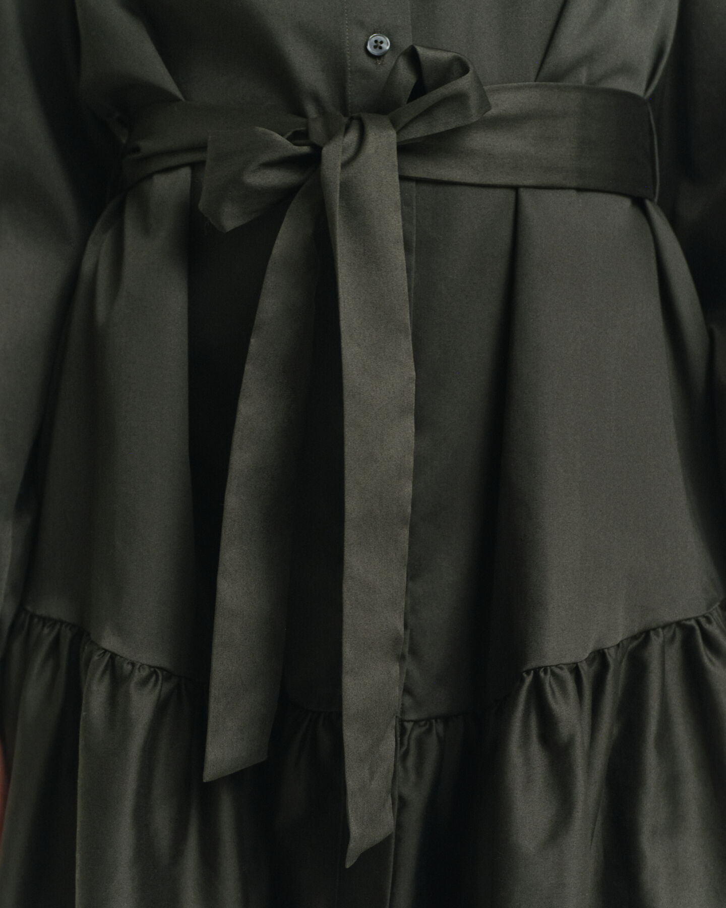 Långärmad klänning i bomullssatin