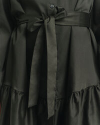 Långärmad klänning i bomullssatin