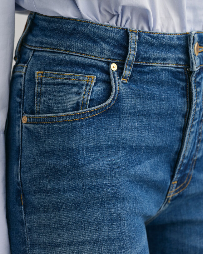 Slim fit jeans med utst&auml;llda ben