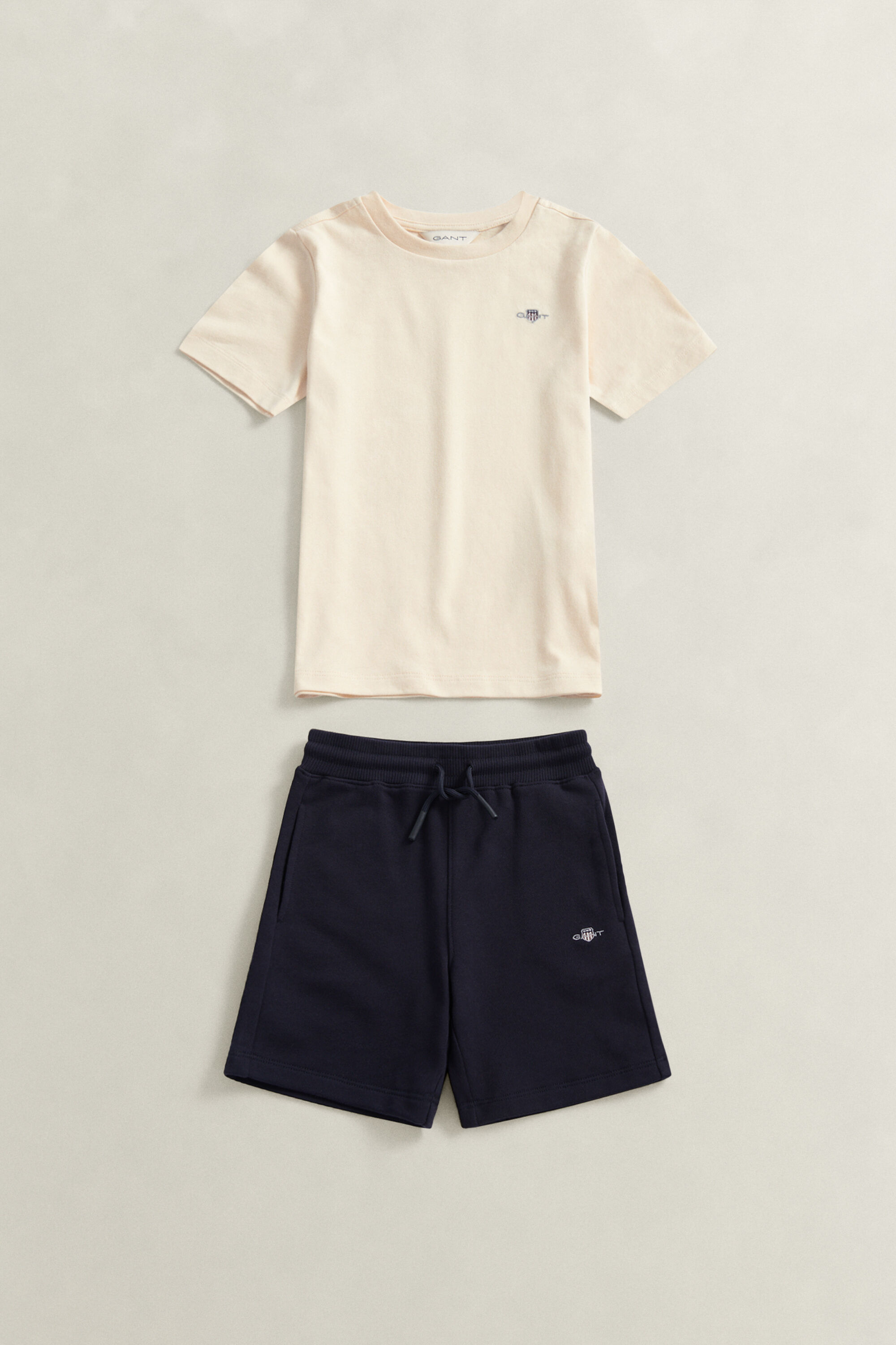Boys set med T-shirt och sweatshorts med sköldemblem