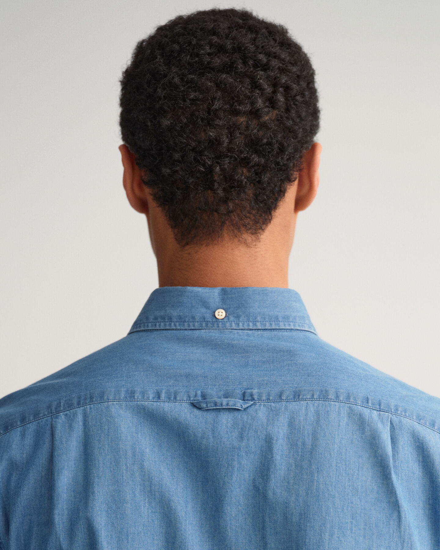 Slim fit indigof&auml;rgad skjorta