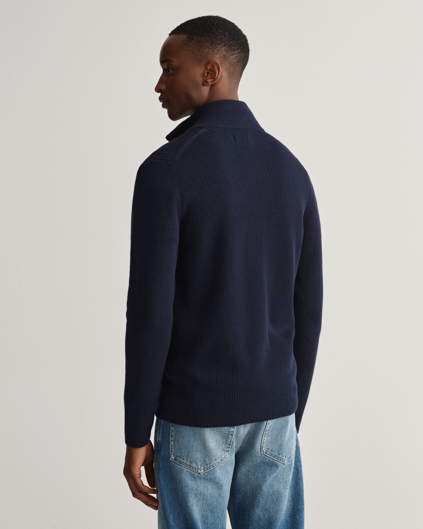 Ribbstickad tröja med dragkedja