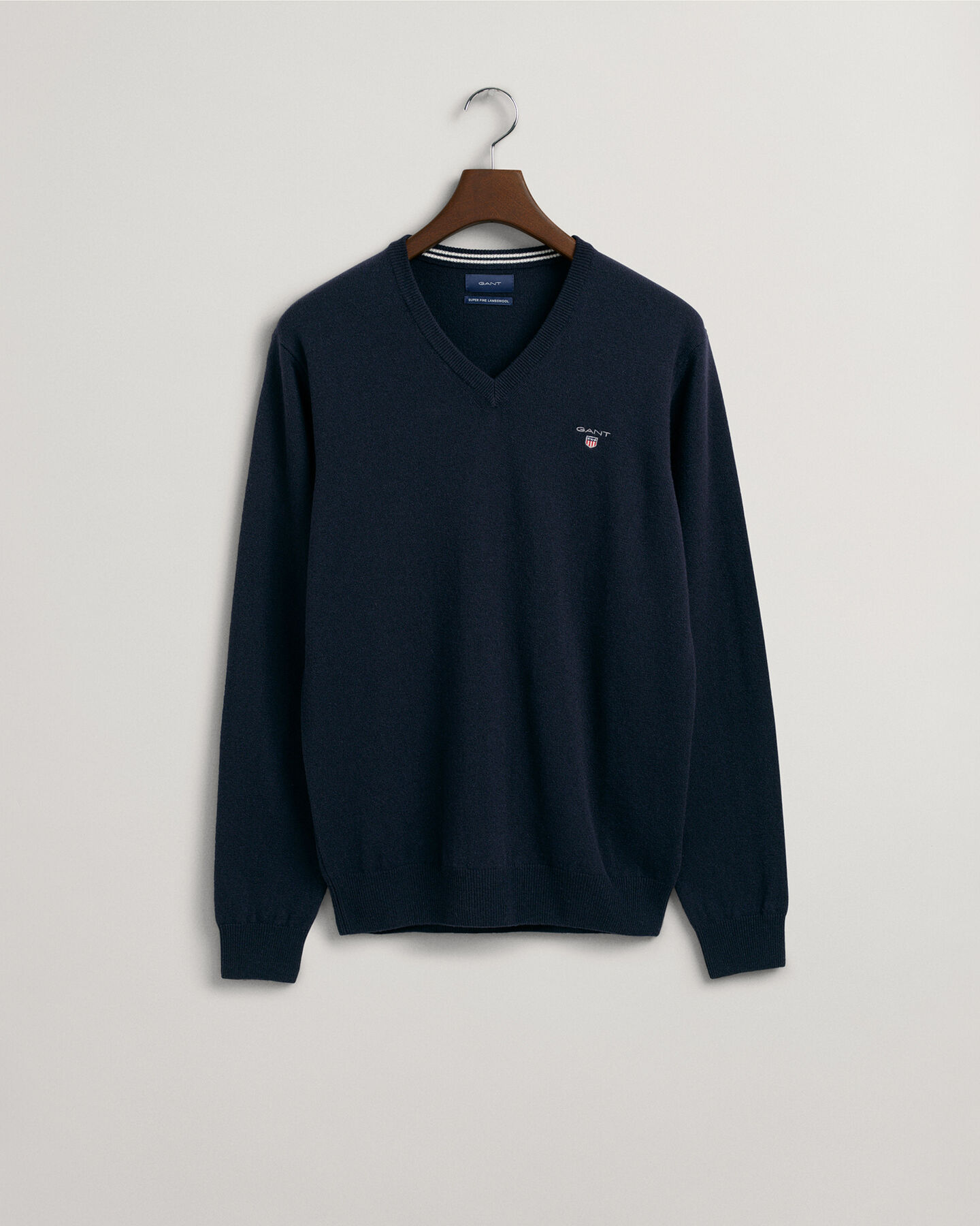 V-ringad tr&ouml;ja i superfin lammull