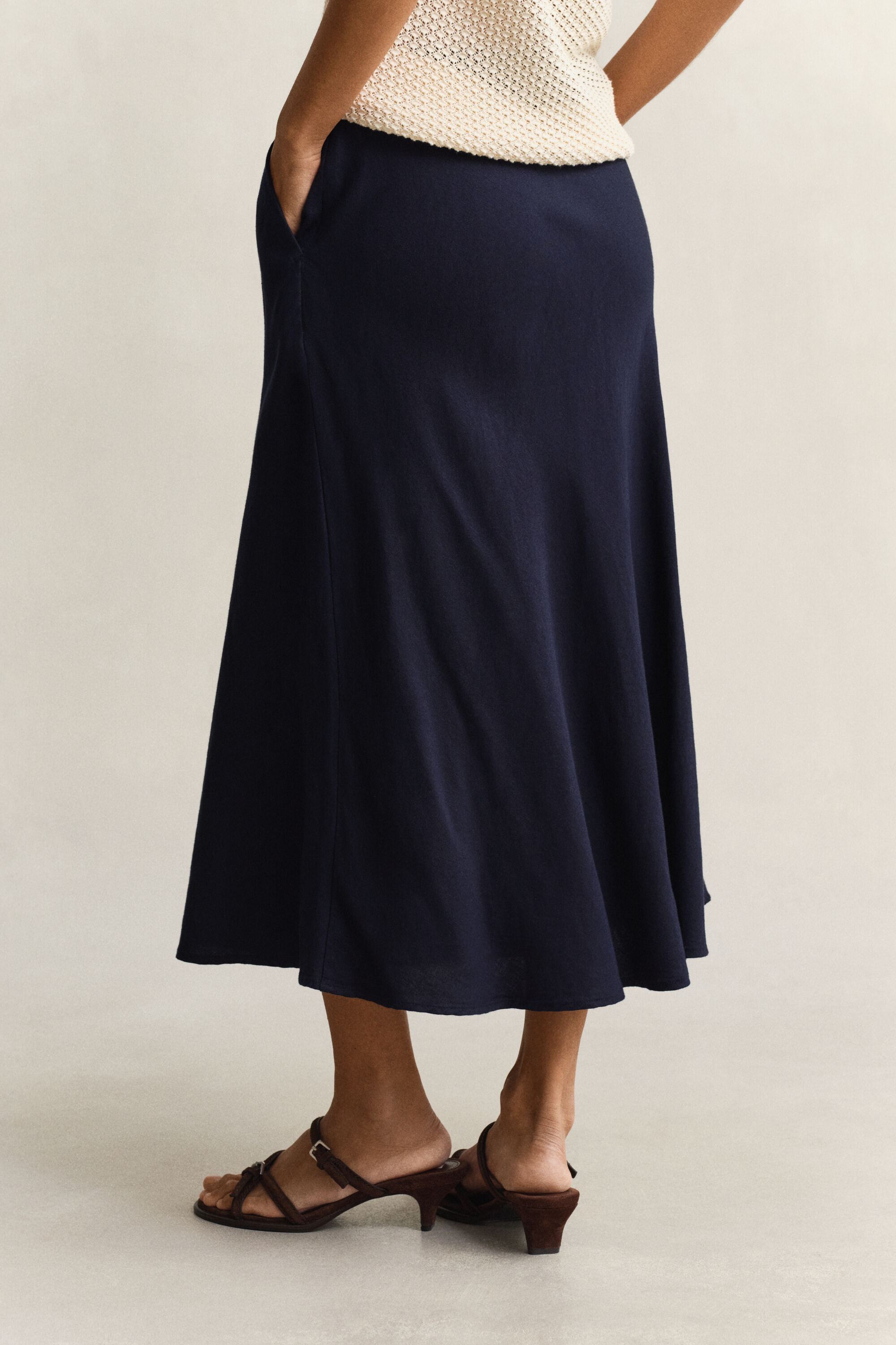 Utsvängd kjol i linneblandning