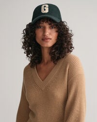 Ribbstickad yllekl&auml;nning med V-ringning