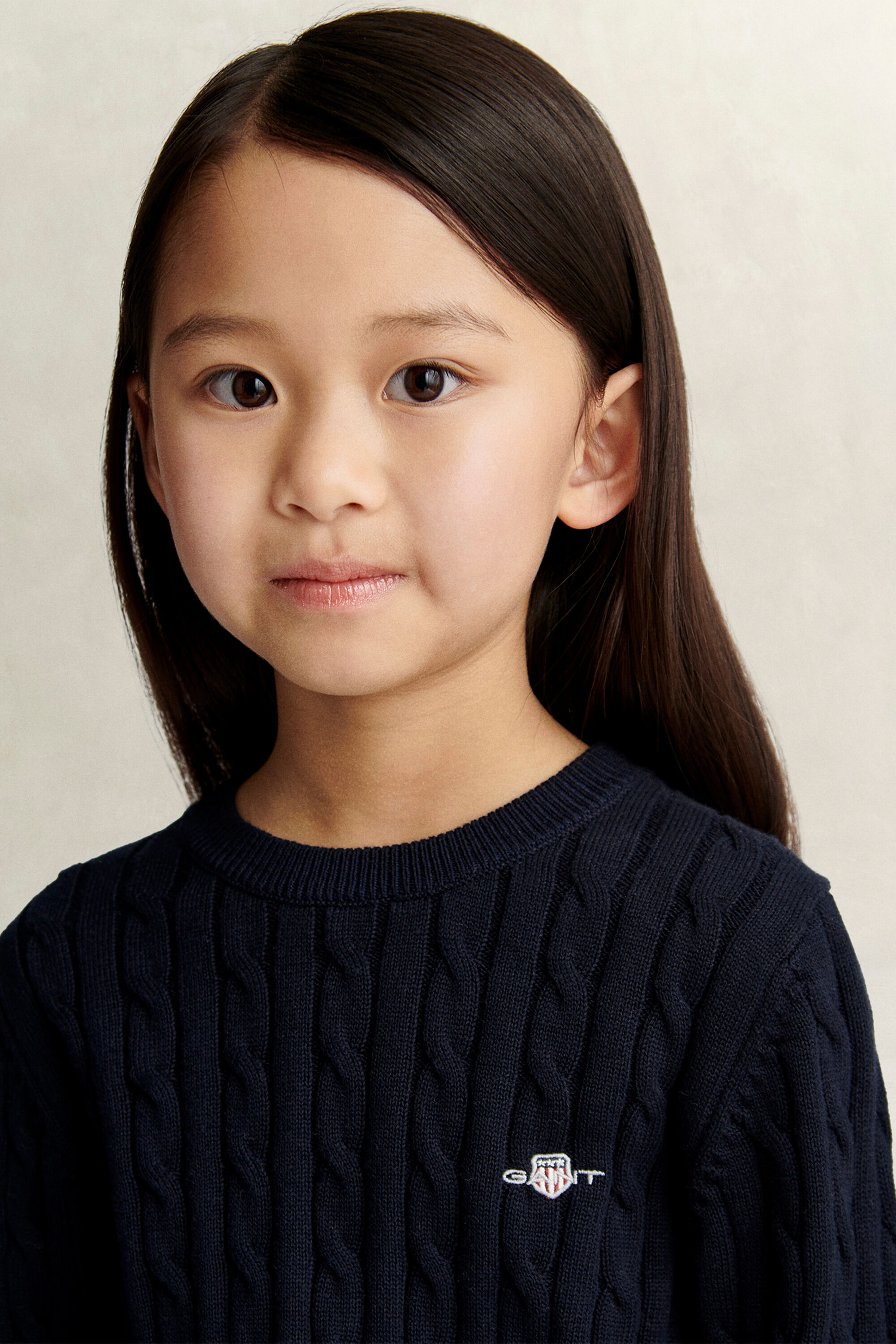 Girls kabelstickad tröja med sköldemblem