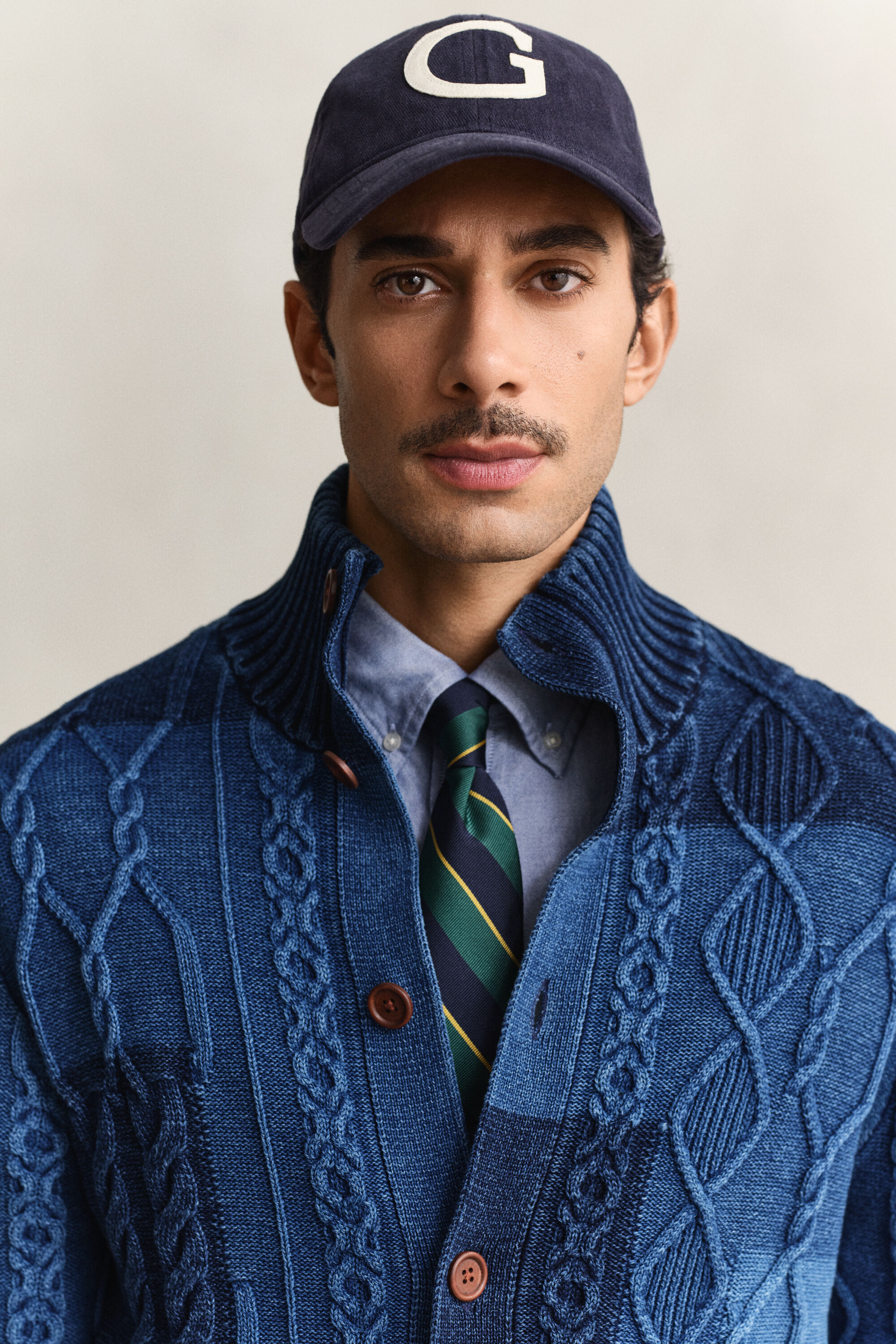 Kabelstickad kofta i lapptäcksstil