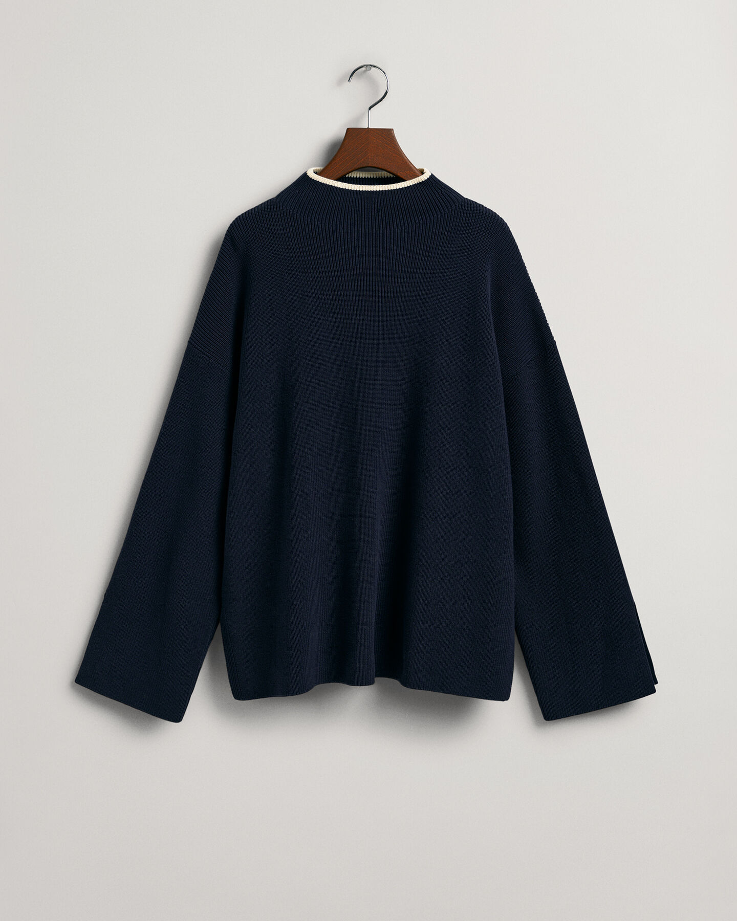 Ribbstickad tröja med ståkrage