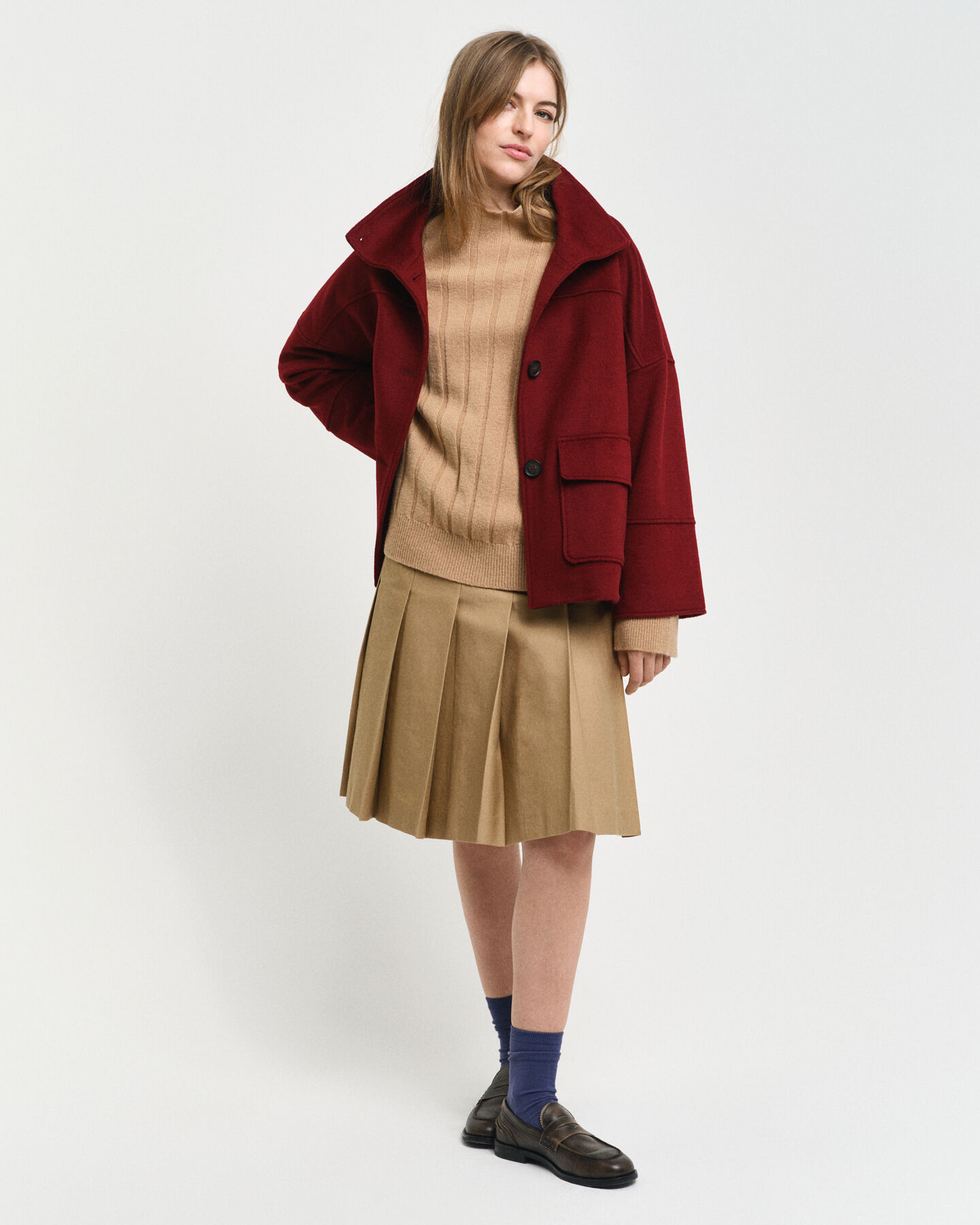 Bredribbad tr&ouml;ja i ull med st&aring;krage