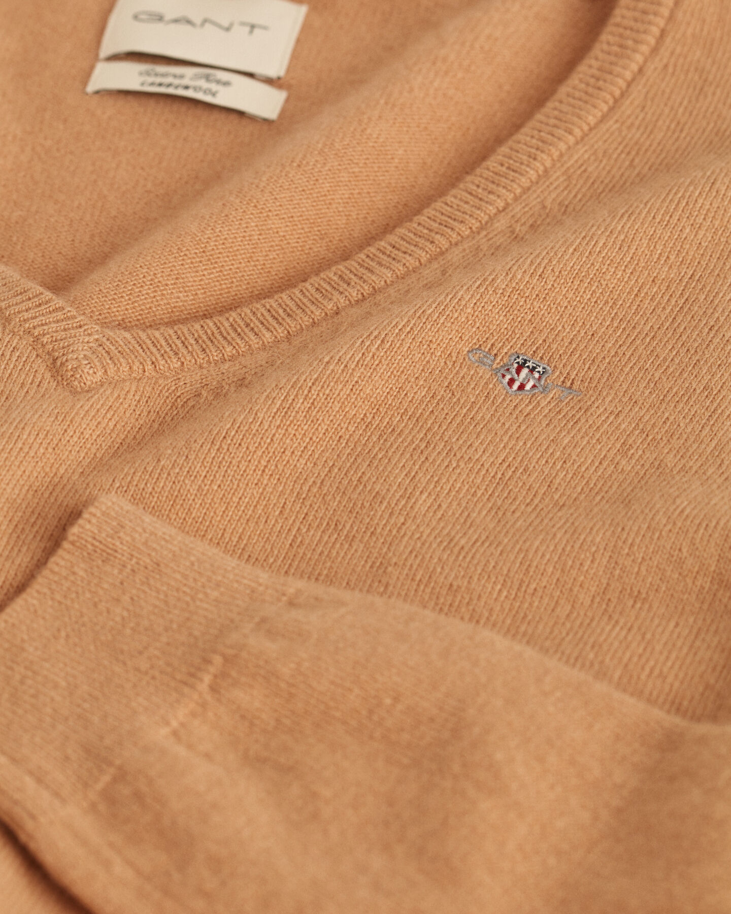 V-ringad tr&ouml;ja i extra fin lammull