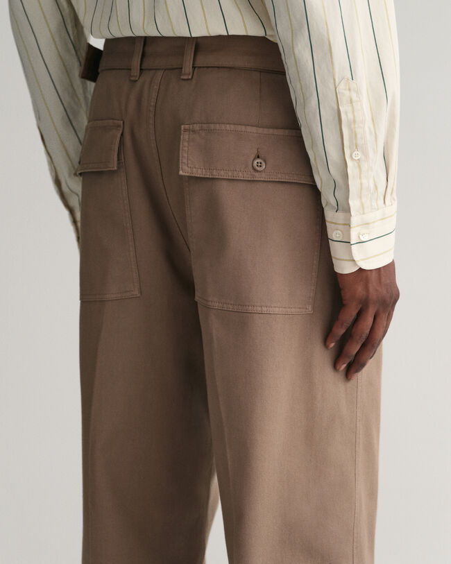 Chinos med veck och bälte