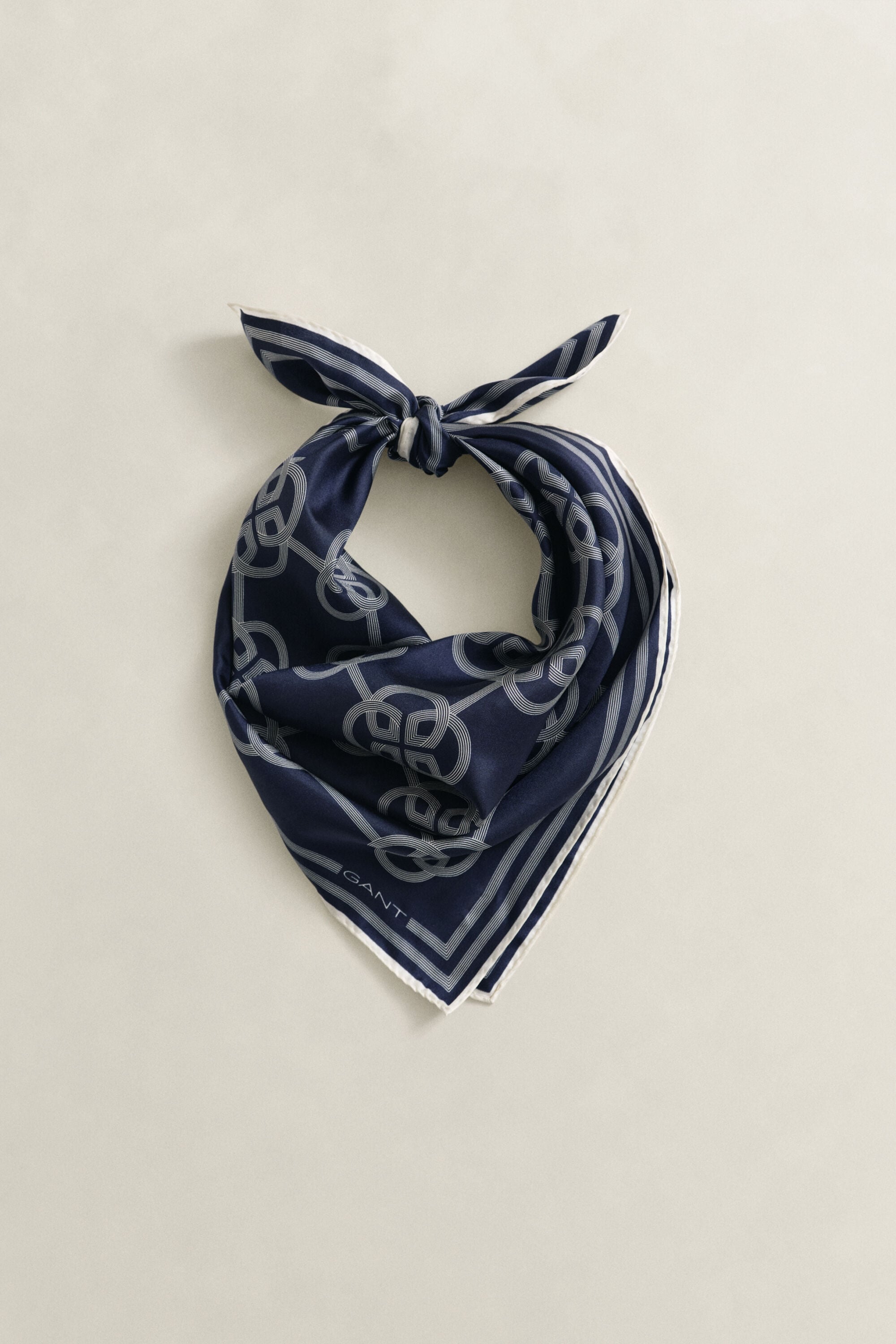 Monogrammönstrad sidensjal