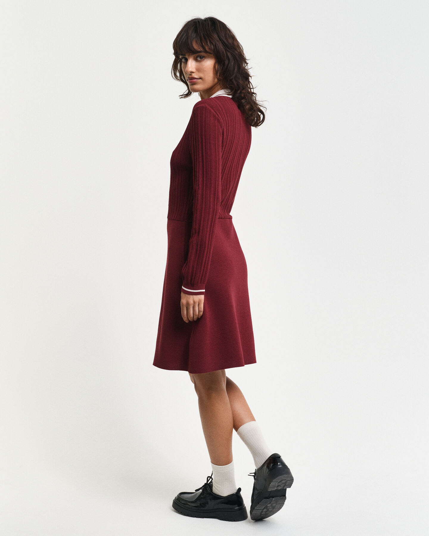 Kontrastf&auml;rgad ribbstickad kl&auml;nning