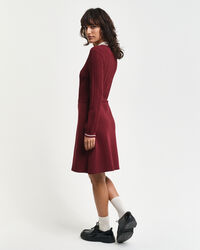 Kontrastf&auml;rgad ribbstickad kl&auml;nning