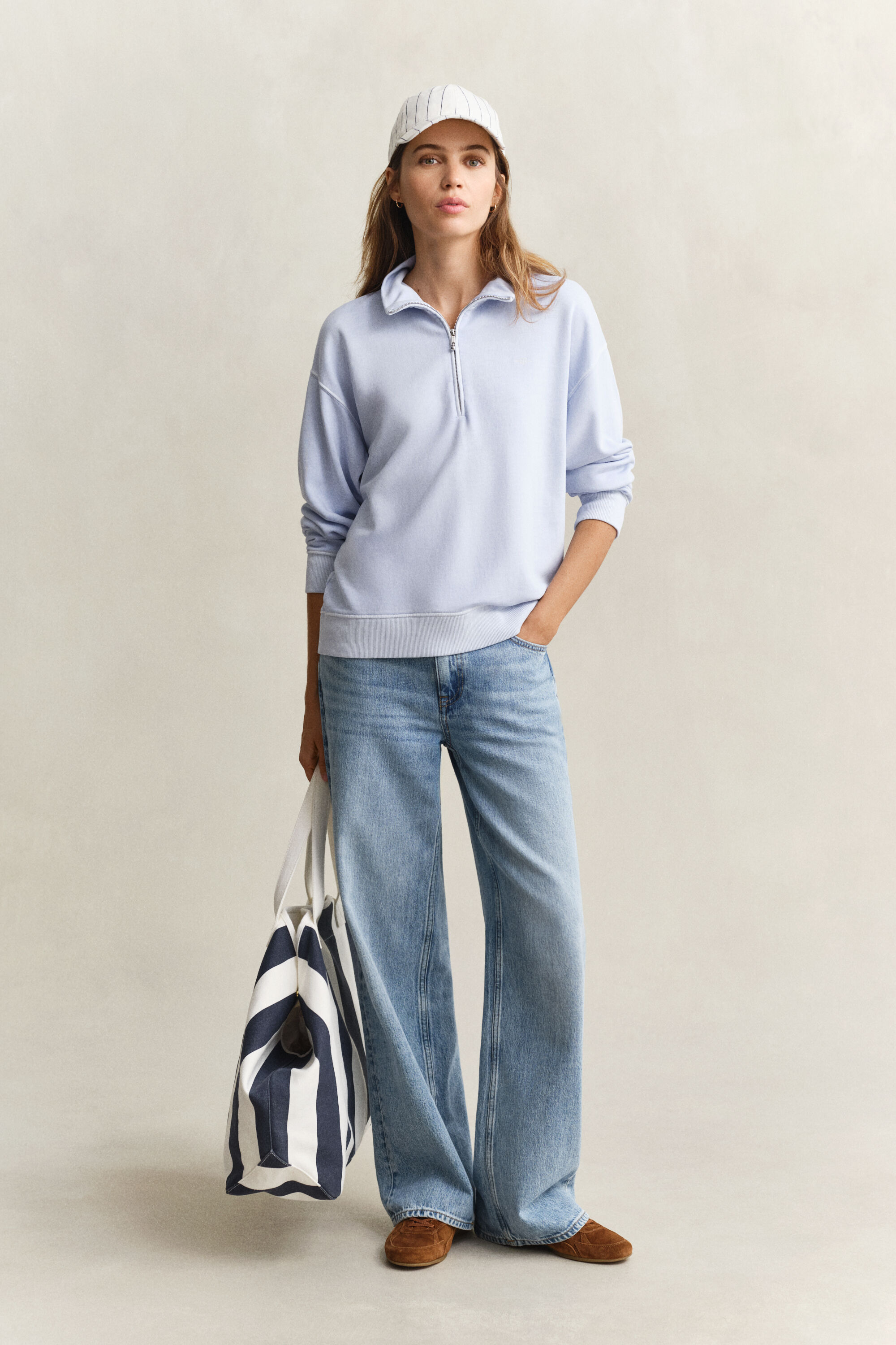 Tvättad sweatshirt med half-zip och sköldlogo