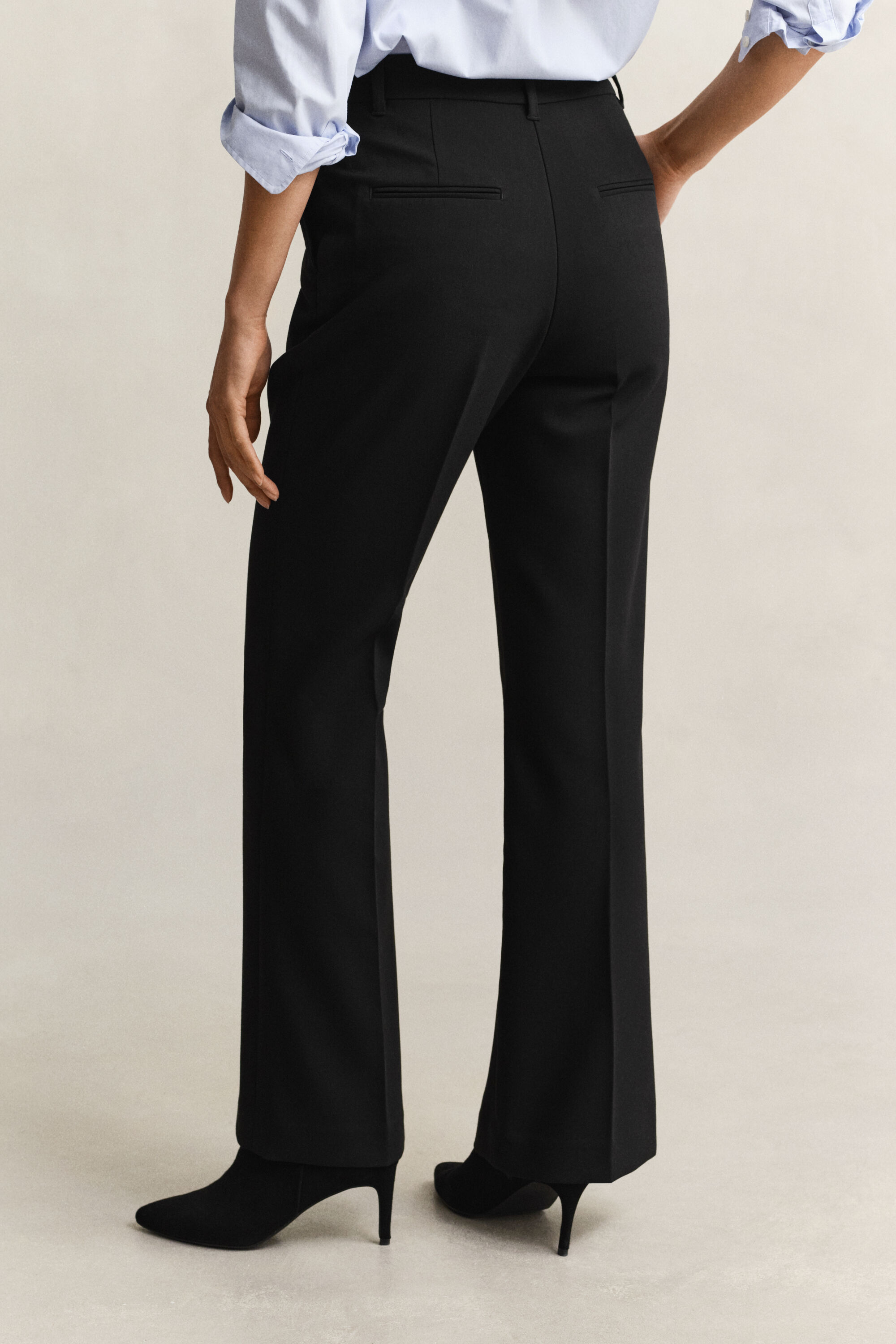 Slim fit slacks med utställda ben