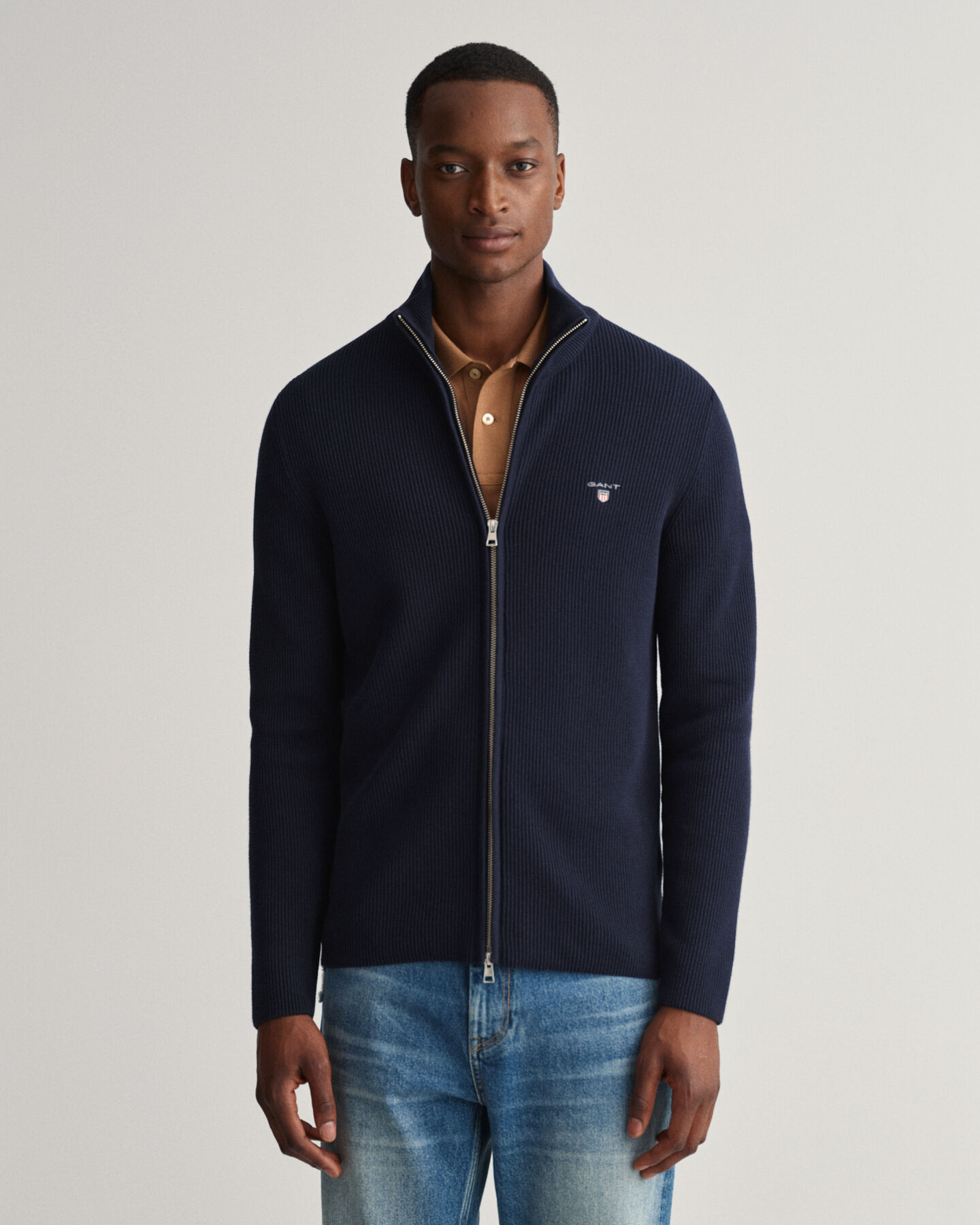 Ribbstickad tröja med dragkedja