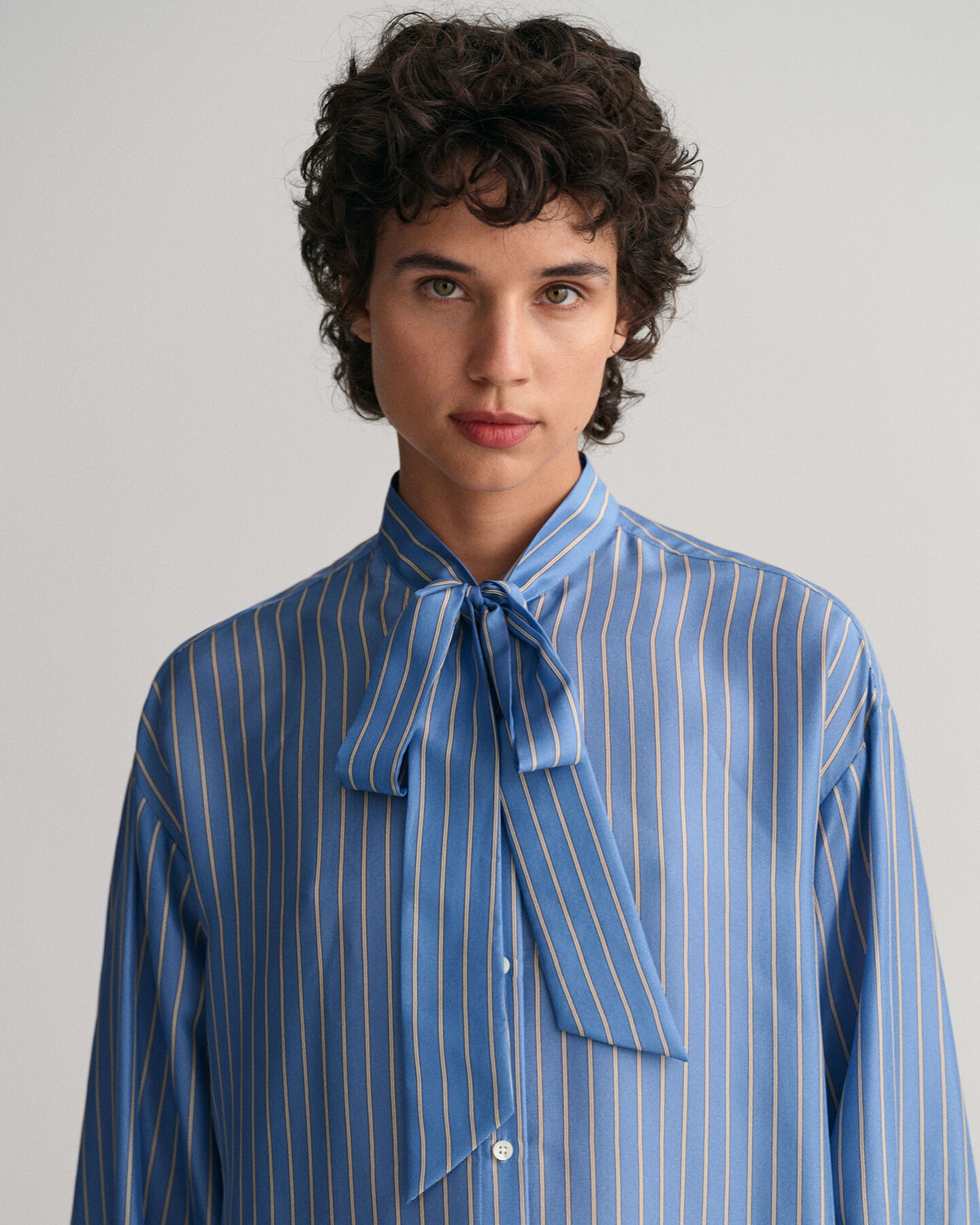 Randig knytblus i siden