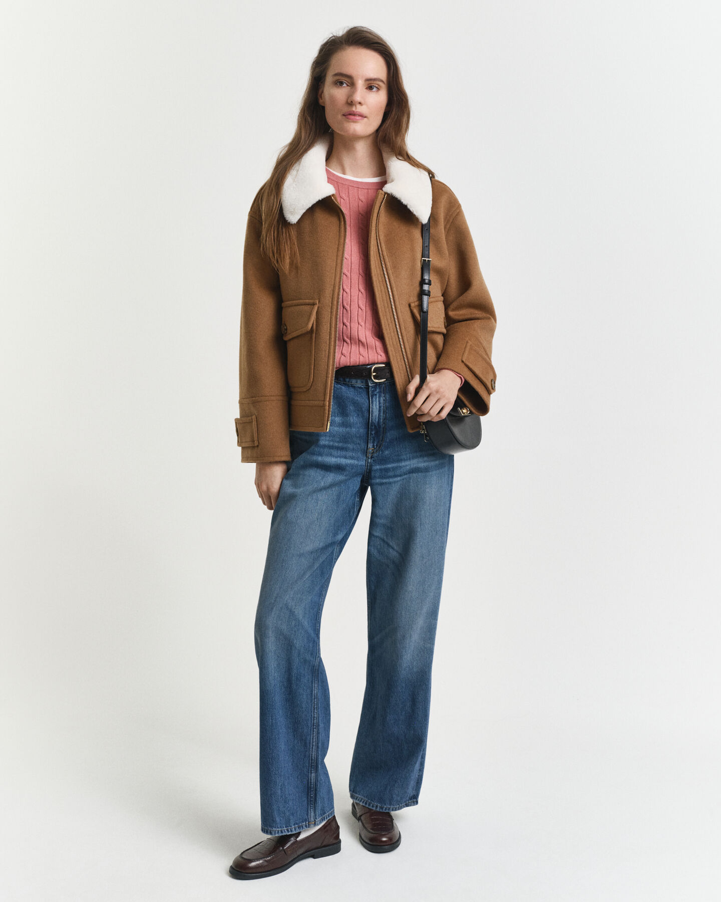 Kabelstickad tröja i bomullsstretch med rund hals