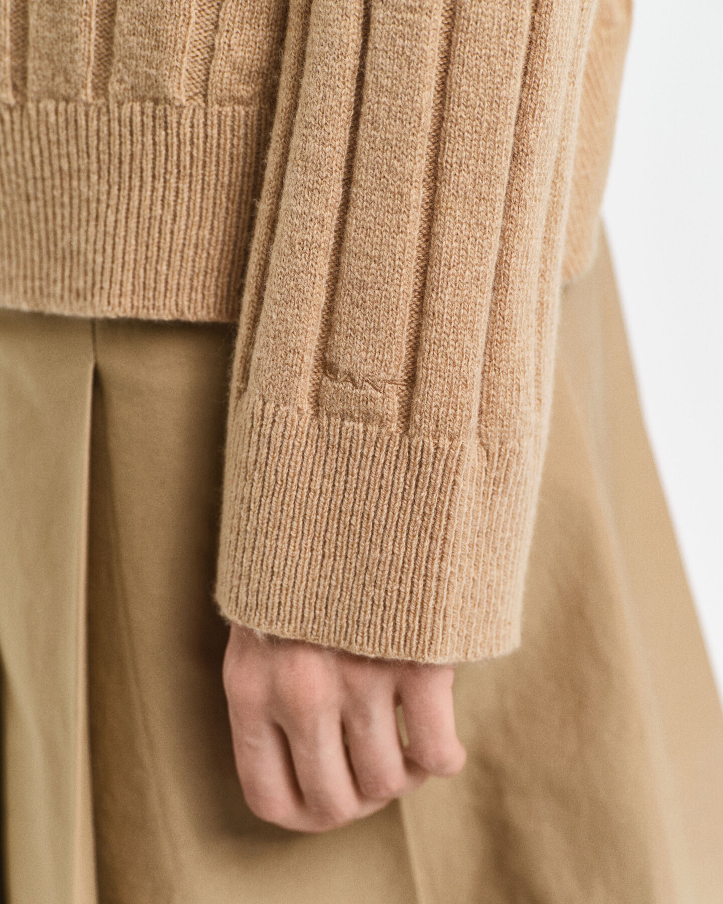 Bredribbad tr&ouml;ja i ull med st&aring;krage