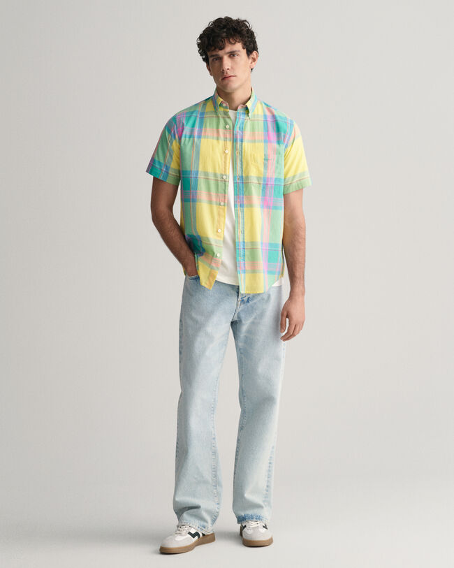 Regular fit f&auml;rgglad kort&auml;rmad madrasskjorta