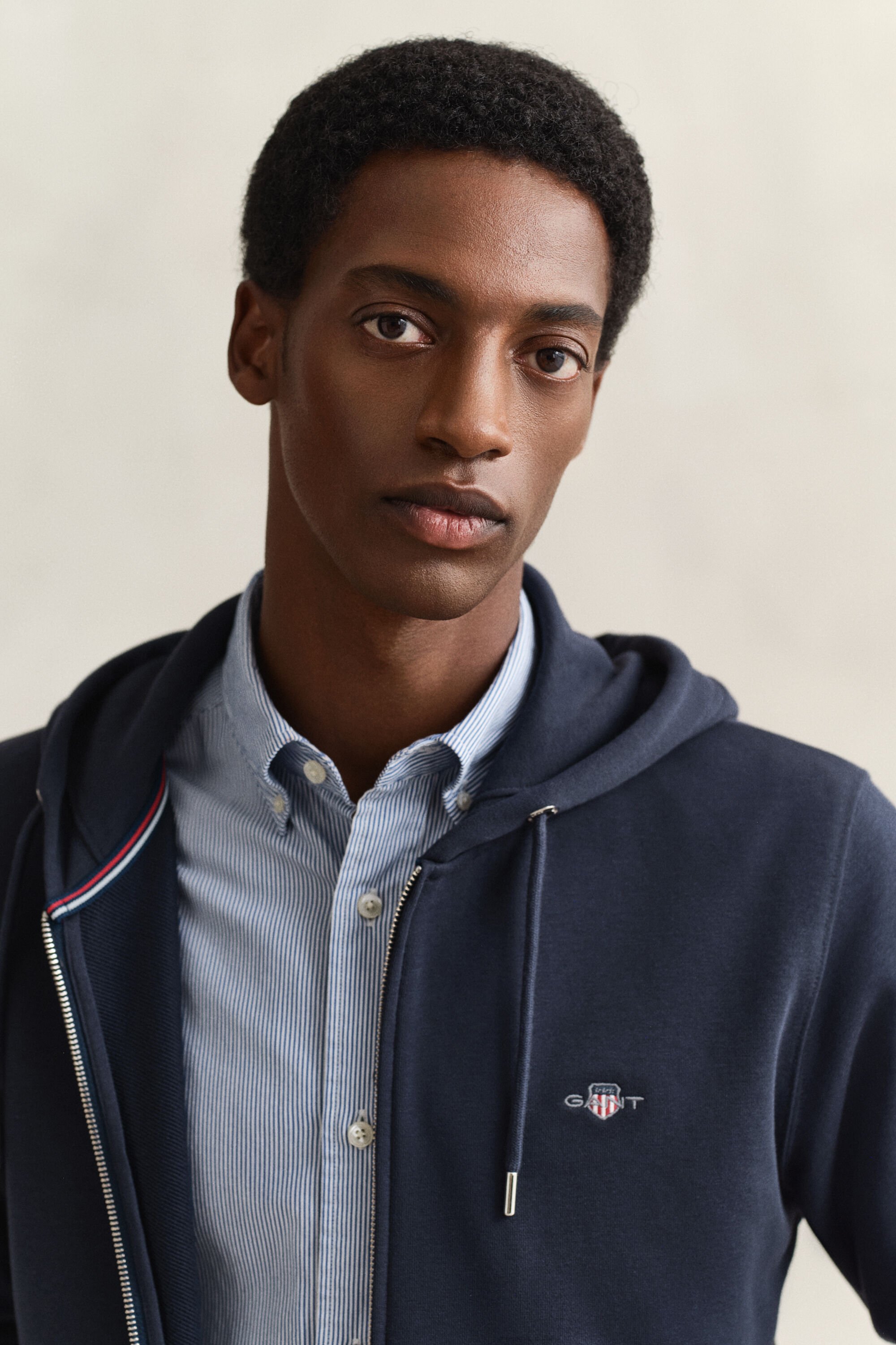 Shield hoodie med dragkedja