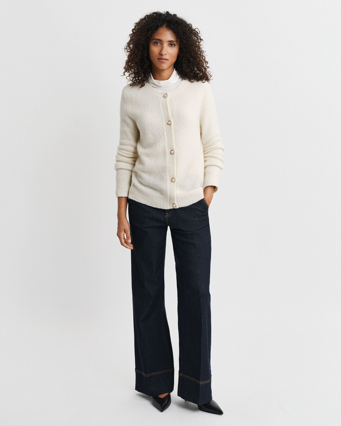 Rundhalsad kofta i boucl&eacute;