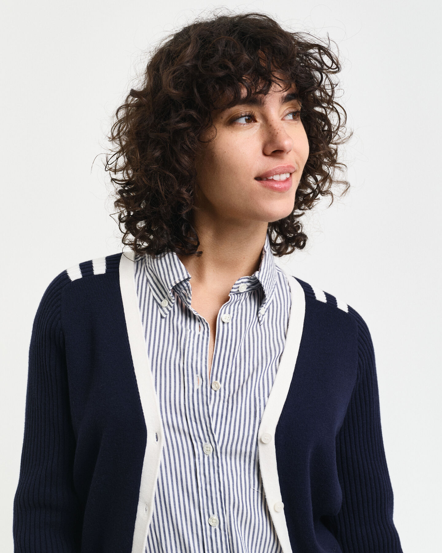 V-ringad kofta med kontrastdetaljer