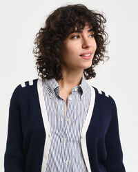 V-ringad kofta med kontrastdetaljer