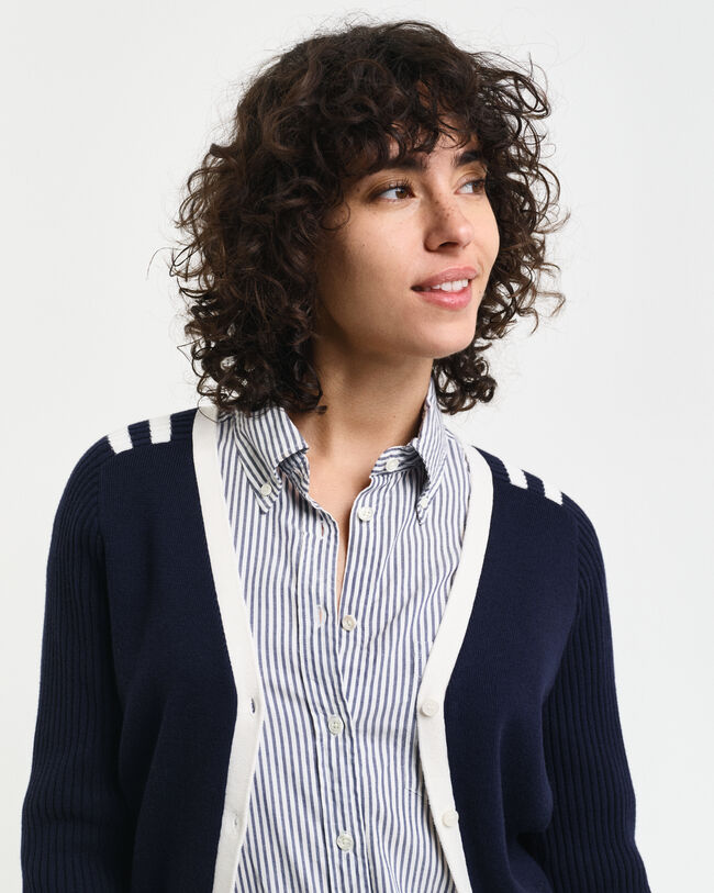 V-ringad kofta med kontrastdetaljer