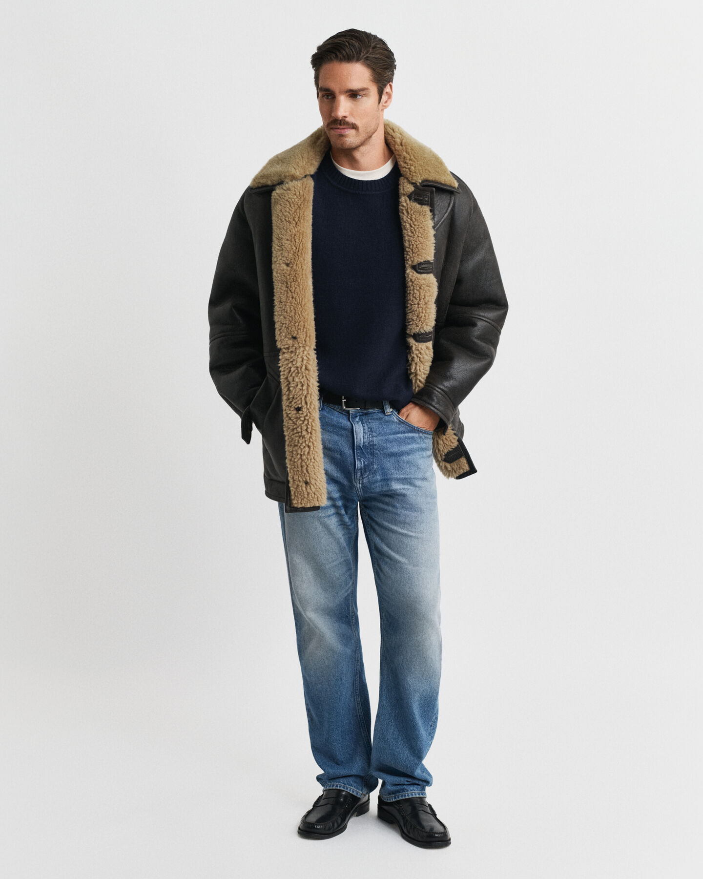 Rundhalsad tröja i kashmirblandning