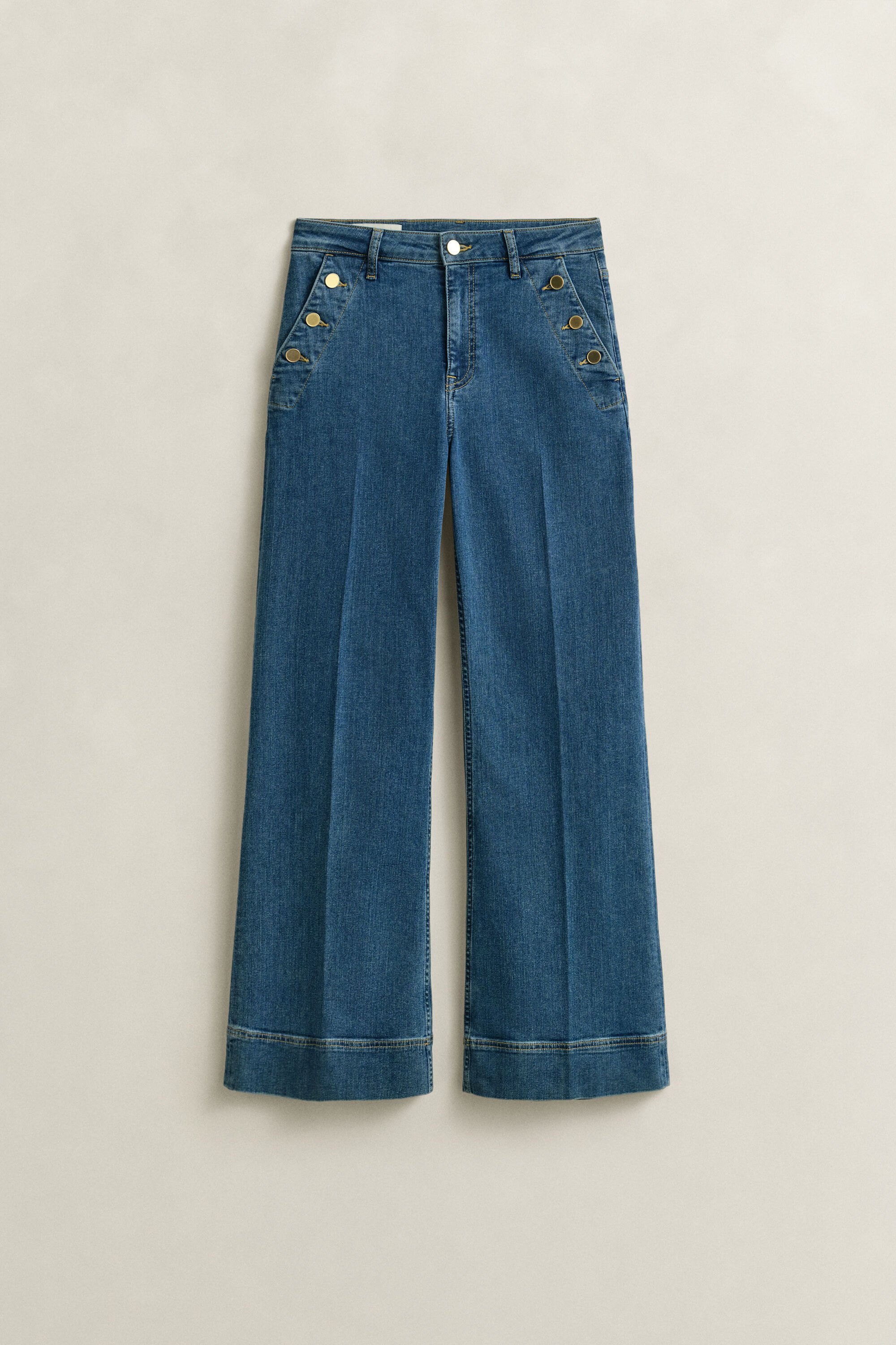 Utställda jeans med marin känsla