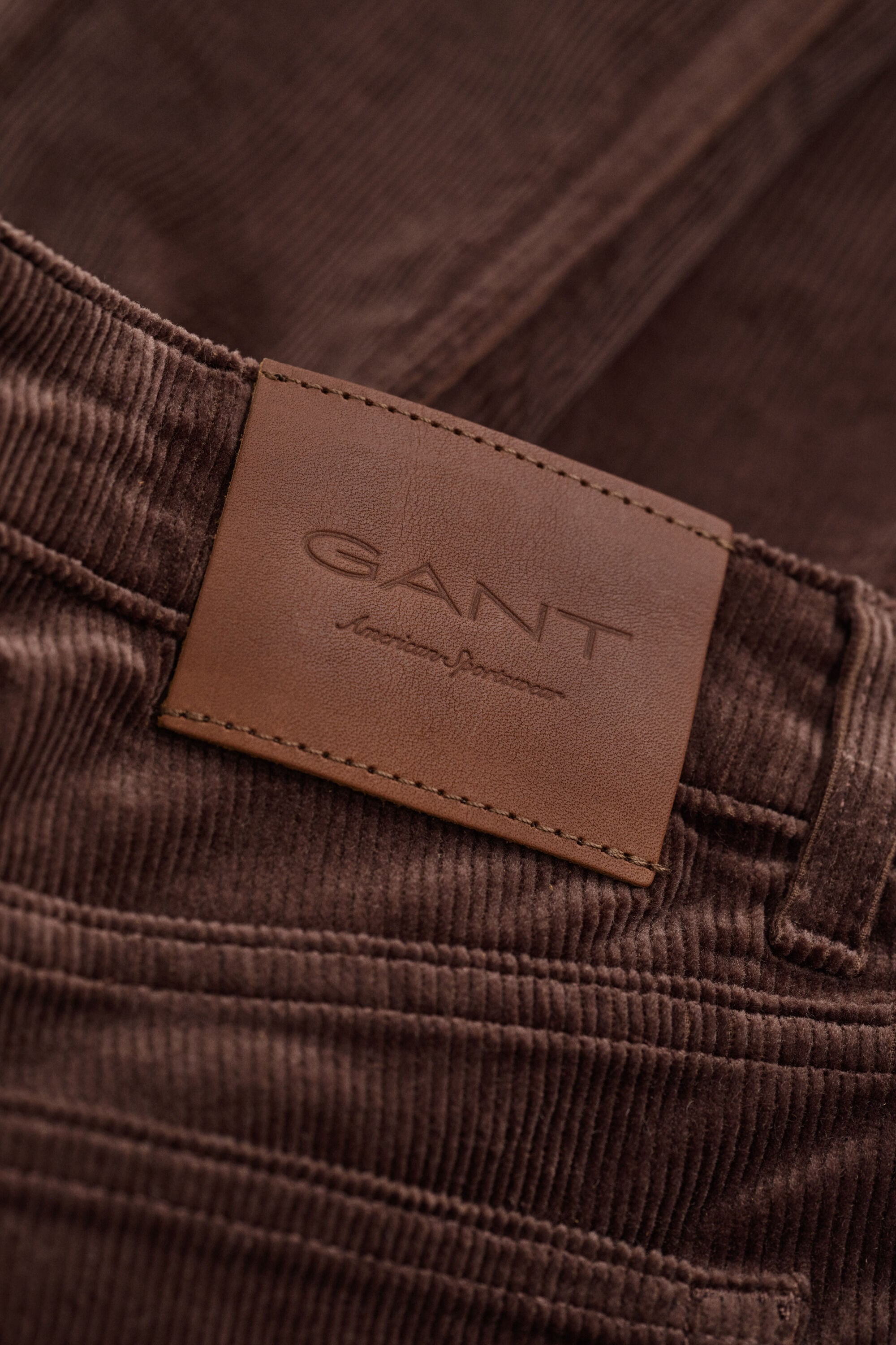 Jeans i manchester med utställda ben