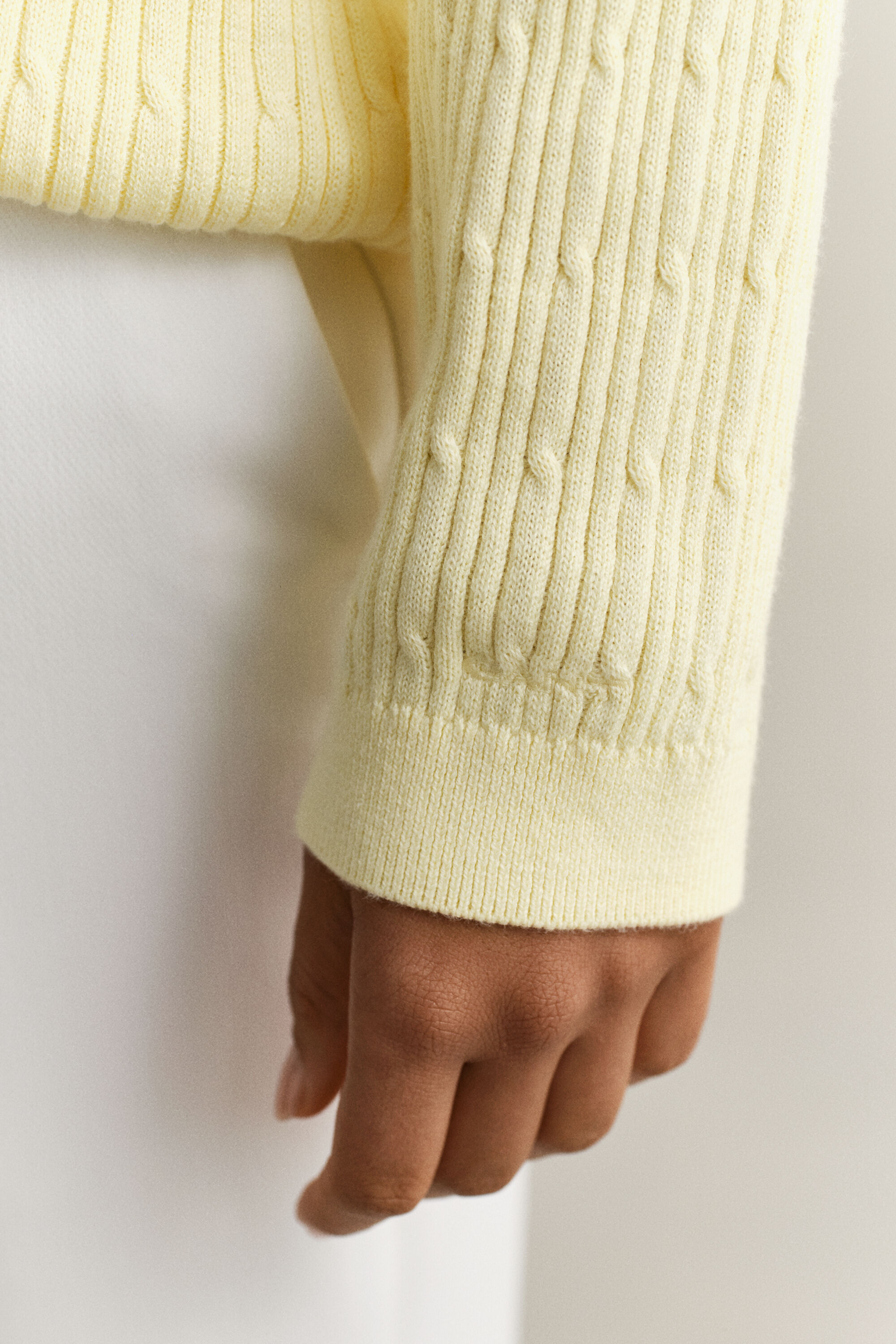 V-ringad kabelstickad tröja