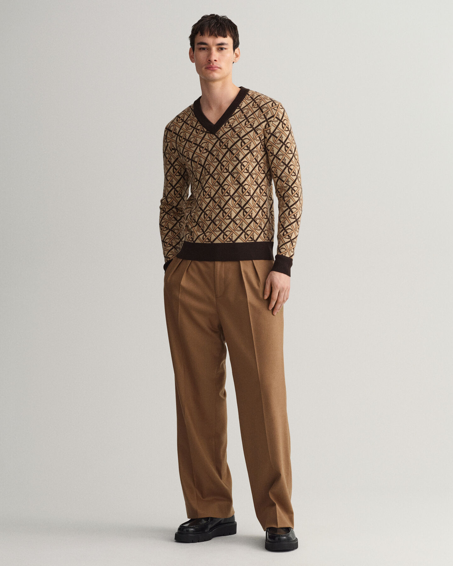 Monogram v-ringad tr&ouml;ja i merinoull