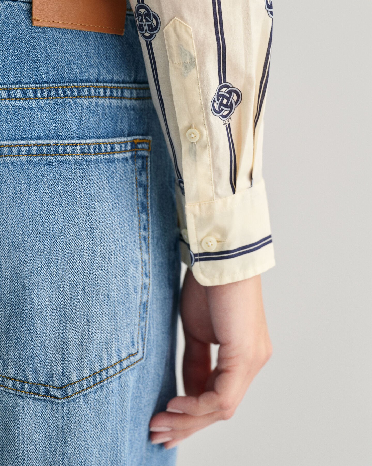 Regular fit randig skjorta i bomullsvoile med monogram