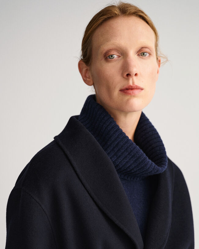 Handsydd kavaj med bälte