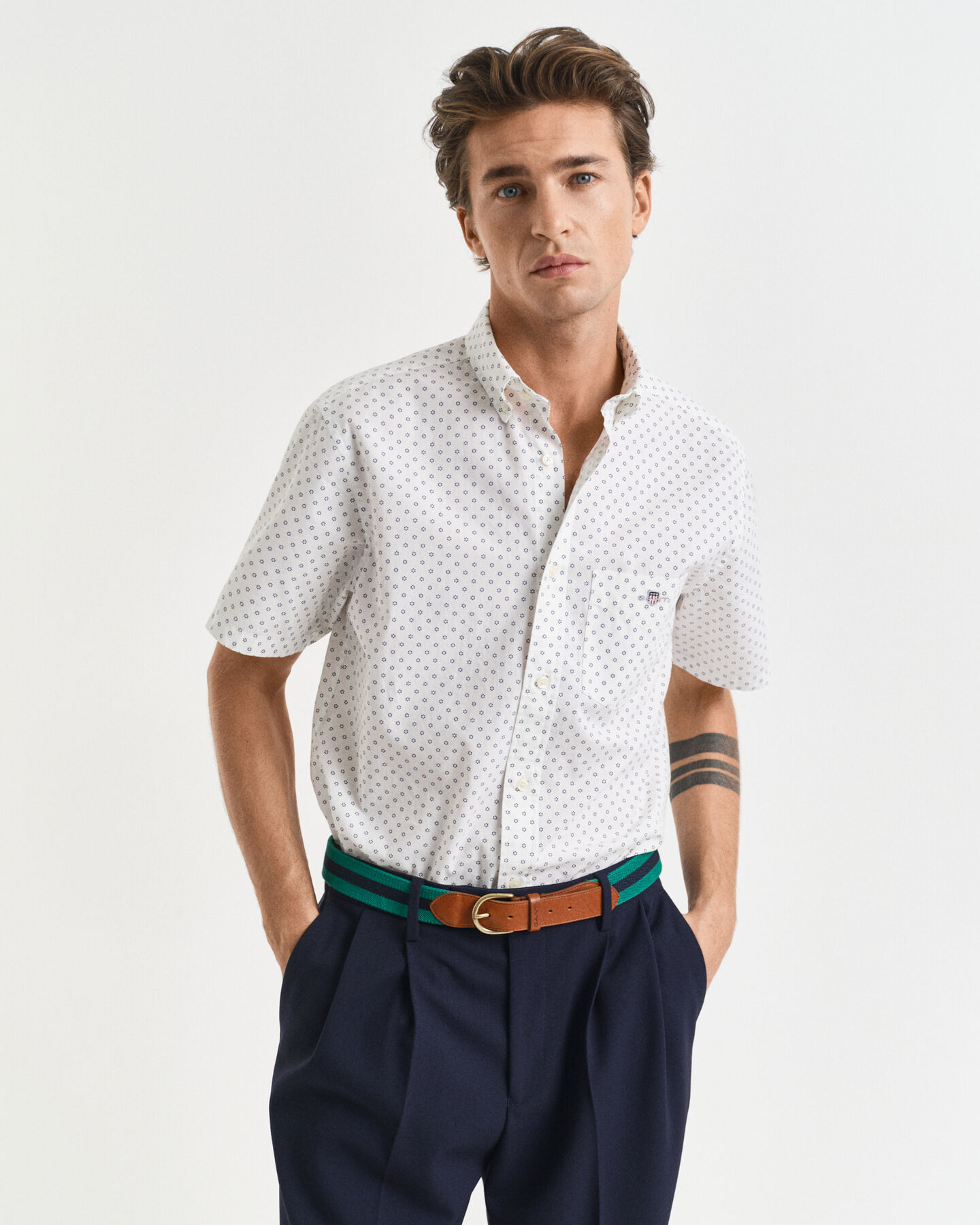 Regular fit sm&aring;prickig kort&auml;rmad skjorta