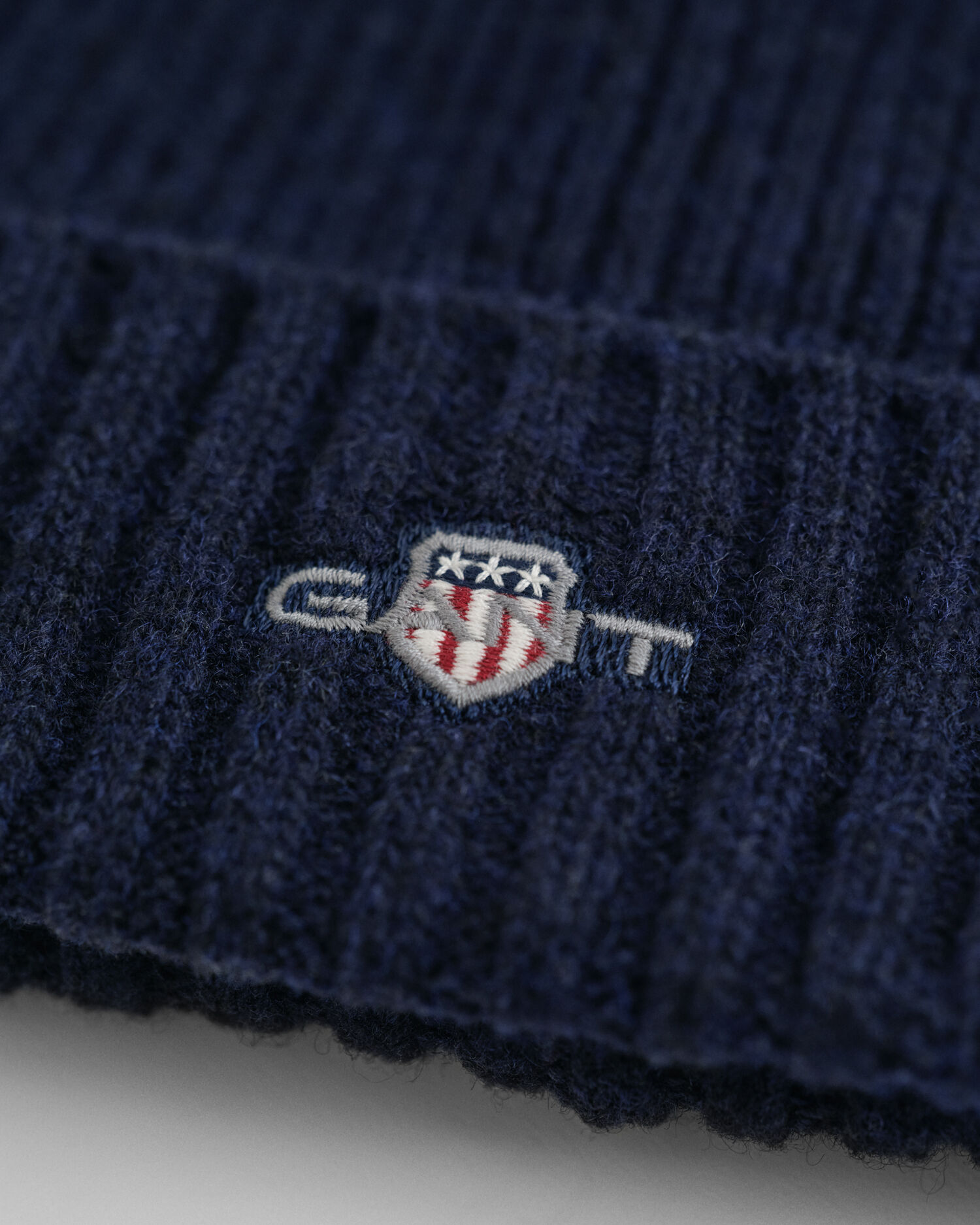 Yllemössa med sköld