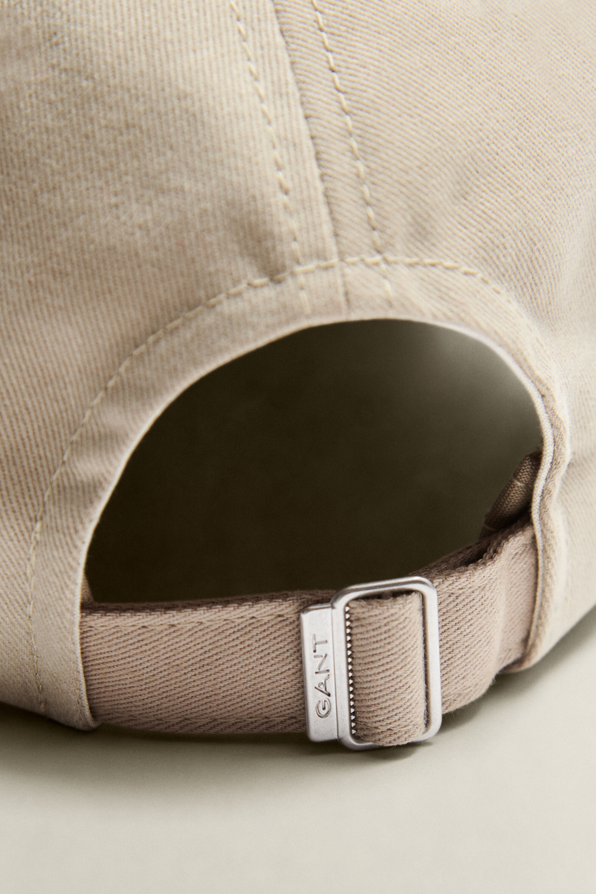 Teens keps med sköldemblem